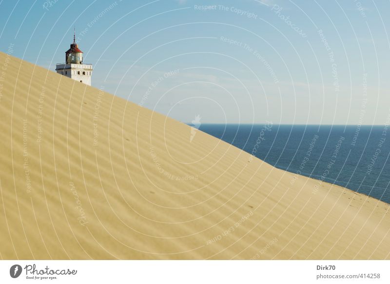 Leuchtturm und Wanderdüne Rubjerg Knude Sommer Sommerurlaub Meer Sand Wasser Horizont Schönes Wetter Wärme Küste Nordsee Düne Dänemark Jütland Bauwerk