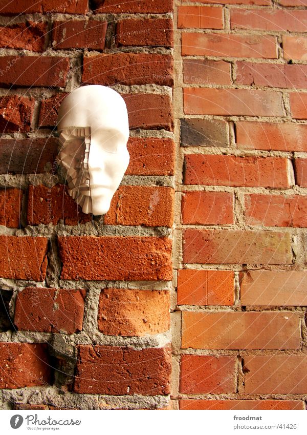 Broken Face Mauer Gesichtsmaske absurd Wand Ausstellung Designmai Maske