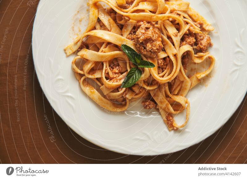Köstliche Pasta Bolognese auf einem Teller serviert Spätzle Saucen Lebensmittel dienen lecker essen Küche Mahlzeit Basilikum kulinarisch Rezept natürlich