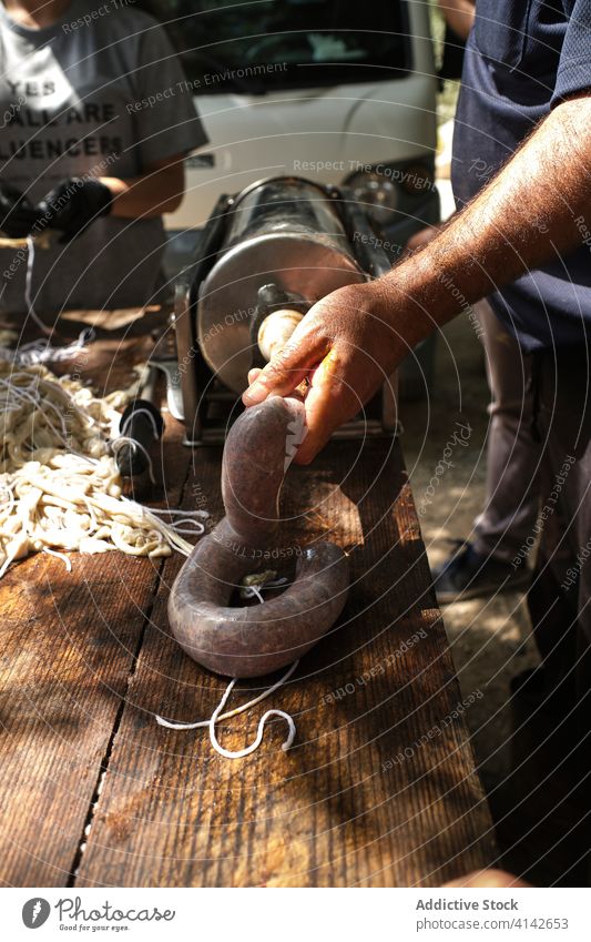 Erntehelfer füllt Chorizo-Wurst auf traditionelle Weise Mann besetzen Wurstwaren frisch Fleisch natürlich Inszenierung Fabrik Tradition vorbereiten Lebensmittel