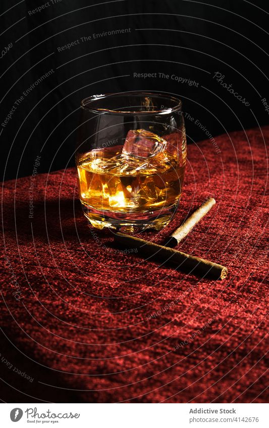 Nahaufnahme von einem Glas Whisky auf einem Tisch Alkohol Eis Scotch Whiskey Schnaps Hintergrund kalt Single Weinbrand trinken liquide Reflexion & Spiegelung
