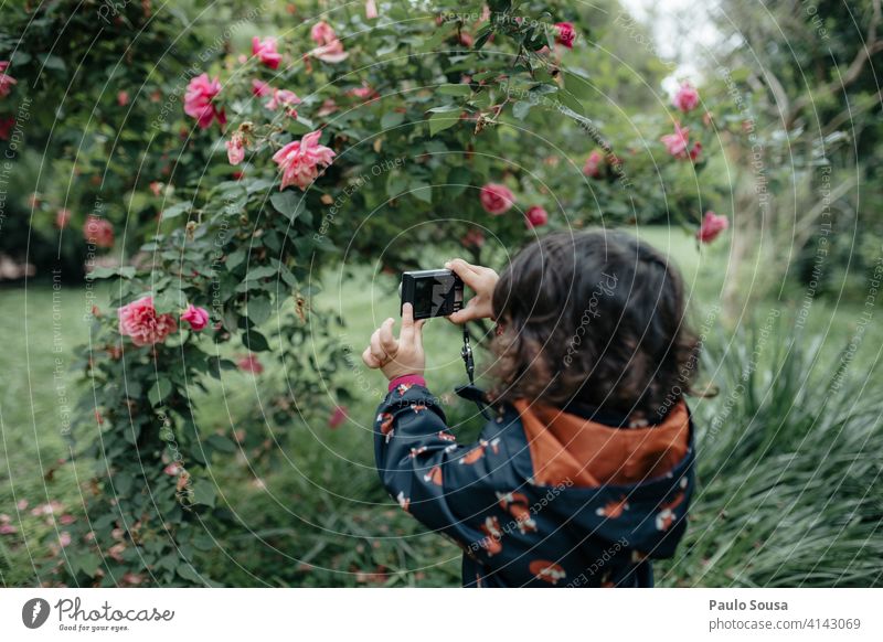 Kind macht Fotos mit Digitalkamera 1-3 Jahre Mädchen Kaukasier authentisch fotografierend Fotokamera Digitalfotografie Technik & Technologie Kindheit Mensch