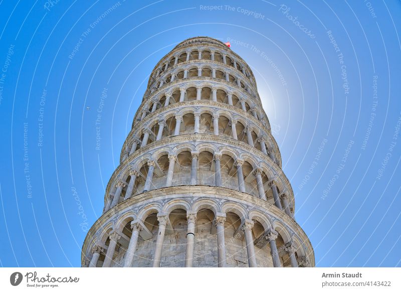 Schiefer Turm von Pisa isoliert auf dem blauen Himmel Säulen antik Architektur hintergrundbeleuchtet groß Gebäude wolkenlos Kolonnade berühmt HDR Italien Reise