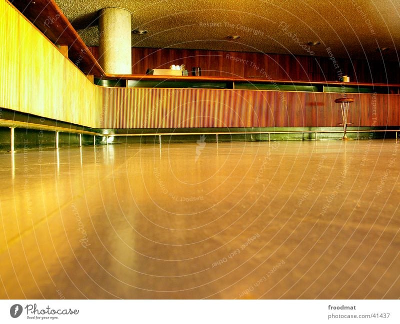 Bar jeglichen Besuchs Hocker Froschperspektive Stil Holz Schwung Architektur Haus der Kulturen der Welt leer Säule