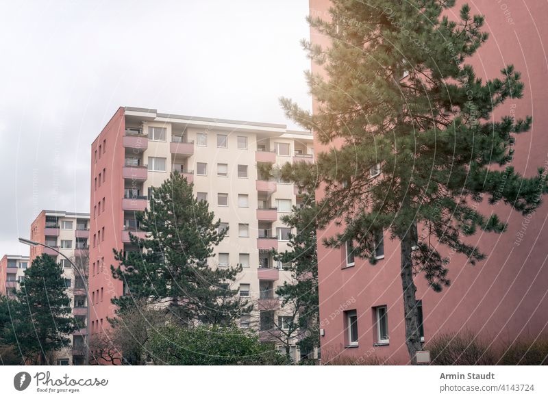 Sozialer Wohnungsbau in Berlin, rote Wolkenkratzer DDR Appartement Architektur Balkon Klotz Gebäude wertlos Großstadt Beton Konstruktion Osten Europa Fassade