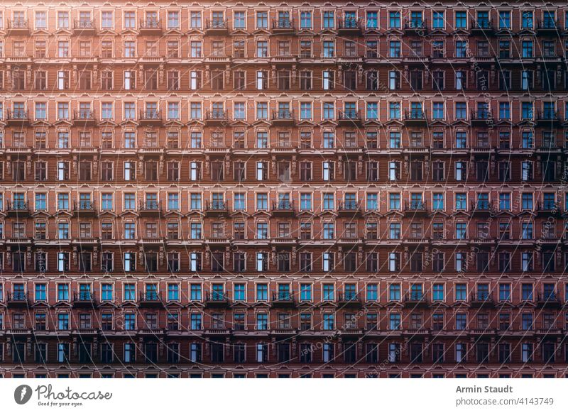 Architekturmuster, Fenster und Balkone mit Stuck eines alten Berliner Hauses Anonymität anonym Appartement Hintergrund schön groß Klotz Gebäude Großstadt