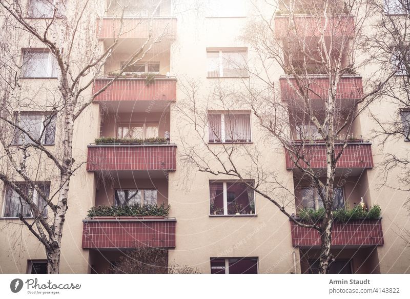 alte, ärmliche Häuser in Berlin, Kreuzberg Appartement Architektur Balkon Klotz Gebäude wertlos Großstadt Beton Detailaufnahme dreckig Europa Fassade Wohnungen