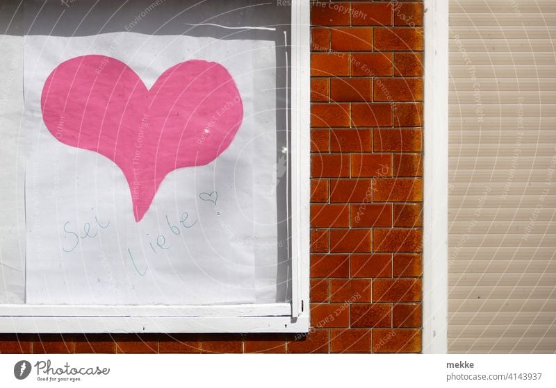 "Sei Liebe" im Schaukasten Herz Schaufenster Schriftzeichen Wort Werbung Fassade Kleinstadt wand gebäude hinweisschild laden geschäft Fenster Ladengeschäft rosa