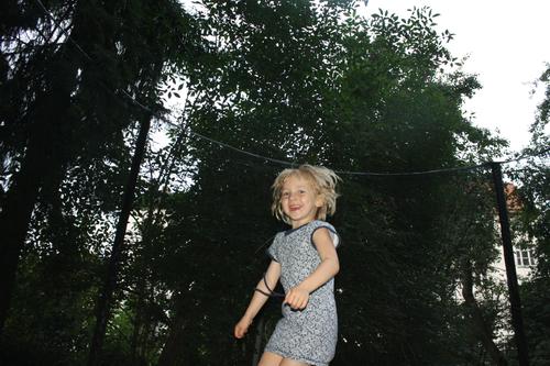 glücklich hüpfendes Kind Mädchen springen Freude Trampolin Lebensfreude Spielen Fröhlichkeit Glück Bewegung happy Gefühle süß toben energiegeladen lustig wild