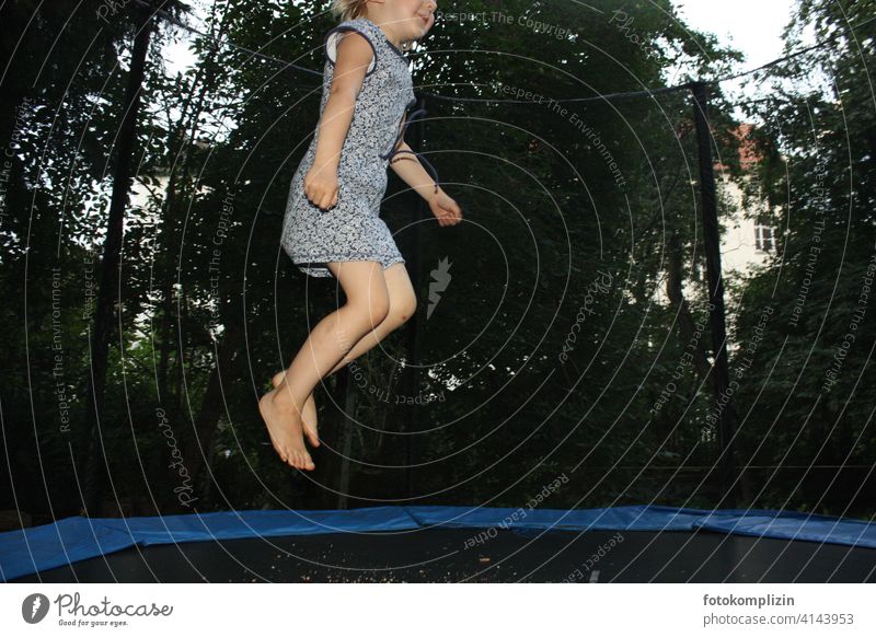 springendes Kind auf Trampolin Mädchen hüpfen Bewegung Lebensfreude Freude Kindheit Garten Spaß Fröhlichkeit Spielen Sommer Freizeit & Hobby Glück hoch