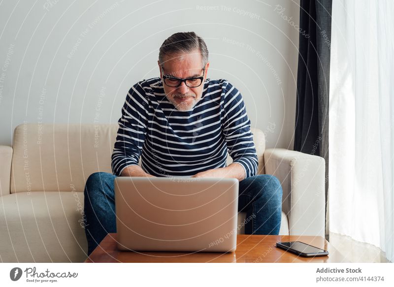 Erwachsener Mann trinkt Kaffee und benutzt Laptop Textfreiraum selbstbewusst Technik & Technologie Kaukasier Arbeit COVID19 Liege Mitteilung Coronavirus