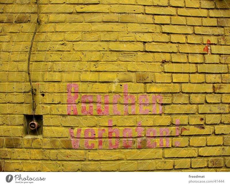 RAUCHEN VERBOTEN Mauer gelb Schalter Häusliches Leben Kabel Schriftzeichen verfallen Fuge