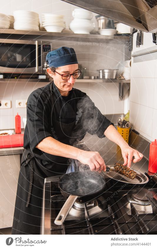 Koch brät Thunfisch-Tataki-Rolle Gesundheit Restaurant Essen zubereiten Lebensmittel Küchenchef Mahlzeit Abendessen Mittagessen frisch Feinschmecker