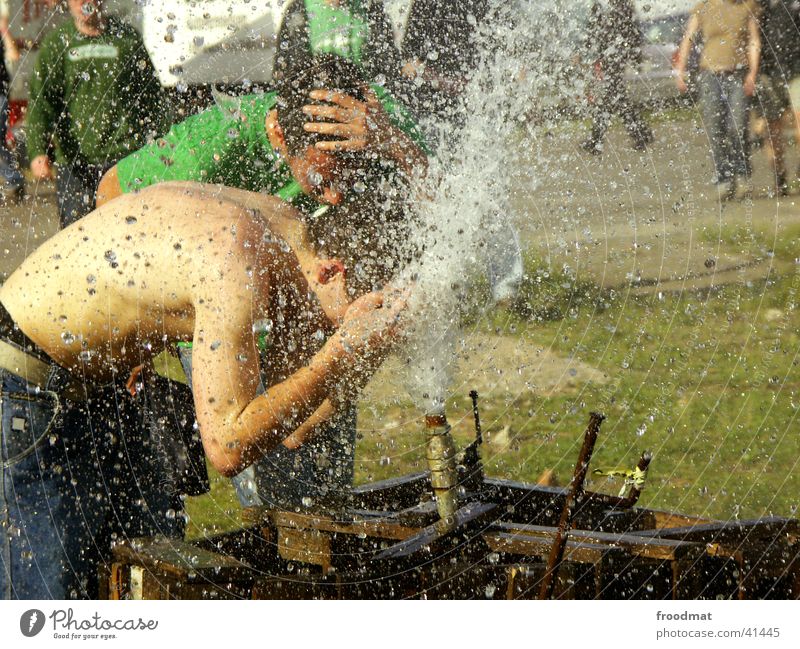 Festivaldusche Wasserfontäne spritzen Sommer Physik nackt Freizeit & Hobby Berlinova Kopf waschen Sonne Musikfestival Rausch Wärme Unter der Dusche (Aktivität)