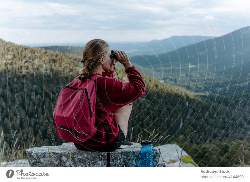 Wanderin mit Fernglas genießt die Berglandschaft Frau Berge u. Gebirge Hügel erkunden reisen Aktivität Backpacker Natur Fundstück Wanderung Wald Trekking jung