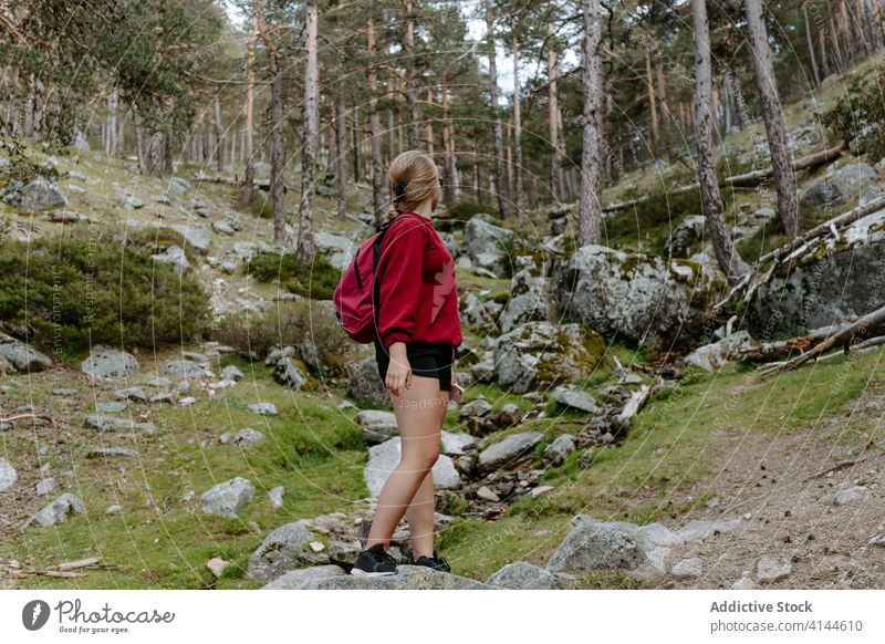 Junge Frau steht auf einem Stein im Wald Wanderung reisen Aktivität Trekking jung Natur Abenteuer Spanien navacerrada Madrid Wanderer Reise Urlaub Lifestyle
