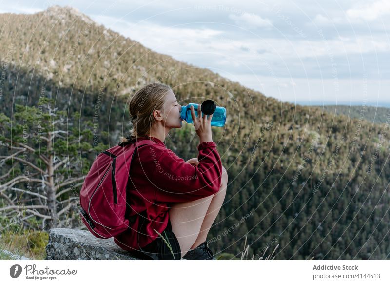 Reisender mit Wasserflasche beim Ausruhen in den Bergen Frau Berge u. Gebirge trinken Wanderung Wald aktualisieren Aktivität reisen Trekking Natur Abenteuer