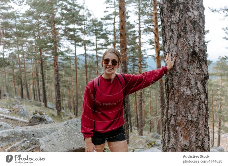 Frau lehnt an einem Baumstamm im Wald Wanderung reisen Stein Aktivität Trekking jung Lehnen Kofferraum Natur Abenteuer Spanien navacerrada Madrid Wanderer Reise
