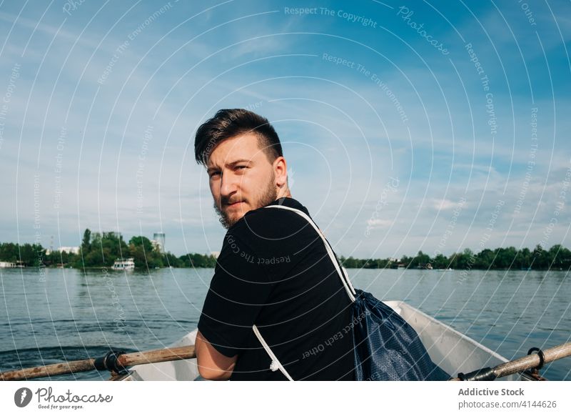 Mann rudert Boot auf friedlichem Teich Rudern See positiv Natur Aktivität Inhalt malerisch Windstille sich[Akk] entspannen Sommer Freizeit heiliger george