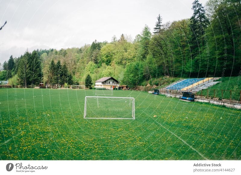 Grüner Fußballplatz in sonniger Landschaft Feld Natur Wald grün Dorf Rasen idyllisch Sport ländlich üppig (Wuchs) malerisch natürlich rustikal Cottage Wiese