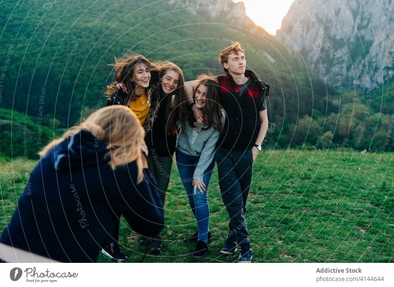 Frau fotografiert ihre Freunde in den Bergen Berge u. Gebirge Urlaub Zusammensein Einheit Unternehmen Hochland fotografieren reisen Moment Transsilvanien