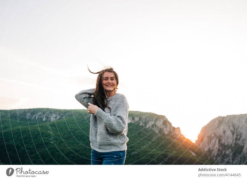 Lächelnde Frau in den Bergen bei Sonnenuntergang Reisender Hochland sorgenfrei Berge u. Gebirge Feiertag genießen sich[Akk] entspannen Sommer Transsilvanien