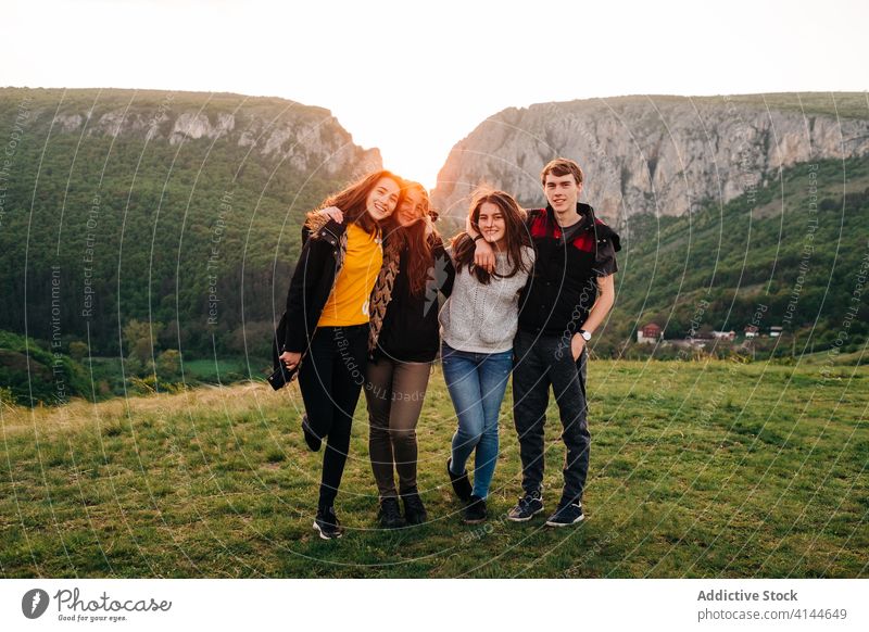Gemeinsame Gesellschaft von Freunden im Hochland Berge u. Gebirge Zusammensein spektakulär Freundschaft Umarmung Urlaub Menschengruppe Sonnenuntergang