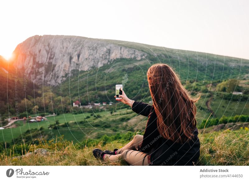 Reisende Frau nimmt Selfie auf Smartphone in den Bergen Tourist Berge u. Gebirge Urlaub sich[Akk] entspannen benutzend Gedächtnis Hochland Transsilvanien