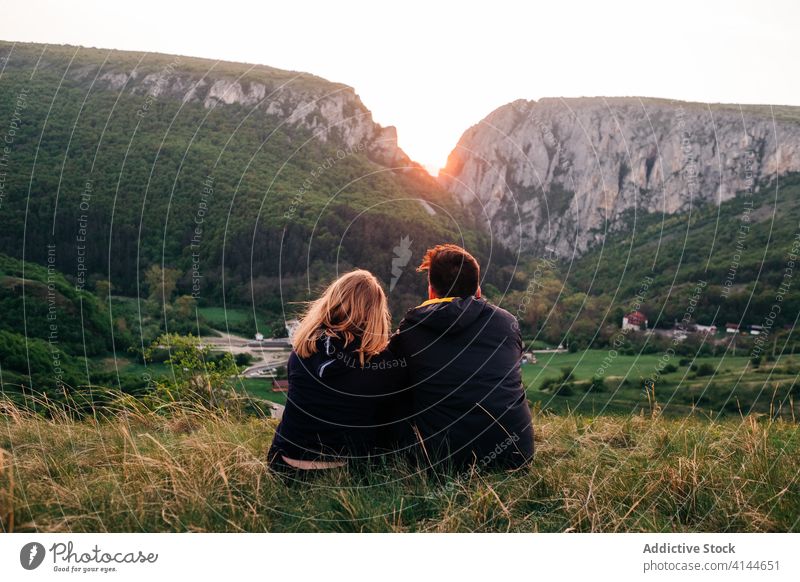 Anonymes reisendes Paar, das sich im Hochland umarmt Urlaub Umarmung genießen Sonnenuntergang Zusammensein Berge u. Gebirge Ambitus Feiertag Transsilvanien