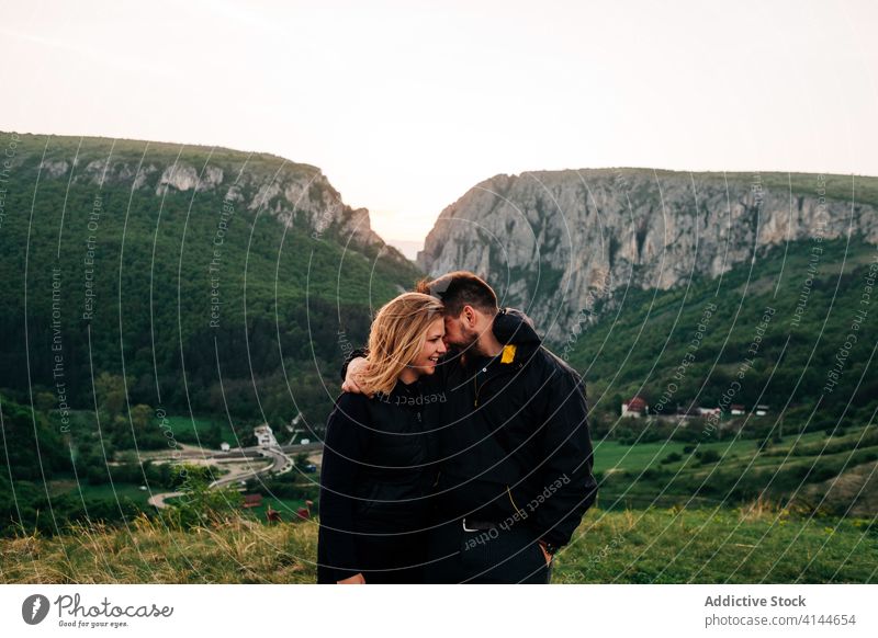 Reisendes Paar, das sich im Hochland umarmt Urlaub Umarmung genießen Sonnenuntergang Zusammensein Berge u. Gebirge Ambitus Feiertag Transsilvanien Rumänien