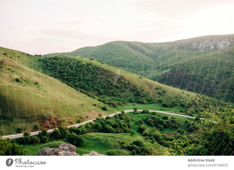 Wunderschönes grünes Tal im Hochland spektakulär Landschaft Berge u. Gebirge Straße Sonnenuntergang Himmel Umwelt Transsilvanien Rumänien Wald heiliger george