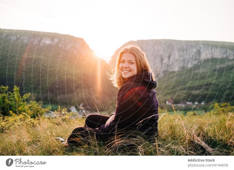 Reisende Frau in den Bergen sitzend Tourist Berge u. Gebirge Urlaub sich[Akk] entspannen Hochland Transsilvanien Rumänien heiliger george Sonnenuntergang reisen
