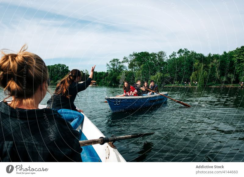 Gruppe von Menschen auf Booten, die sich auf dem Fluss unterhalten Freund Schwimmer Talkrunde gestikulieren positiv Natur Aktivität malerisch Arm angehoben