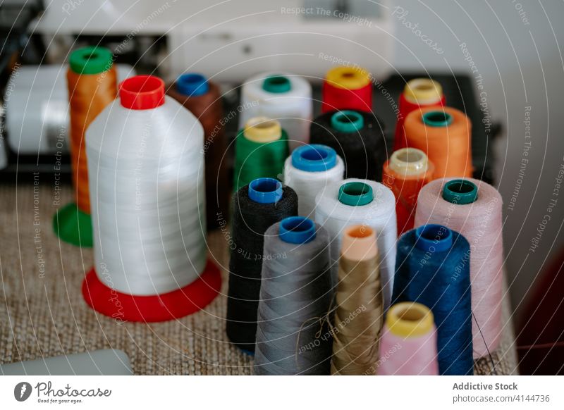 Spulenset mit bunten Fäden zum Nähen Faser verschiedene farbenfroh nähen Handwerk sortiert Arbeitsplatz Werkzeug Garnspulen mehrfarbig Baumwolle Werkstatt