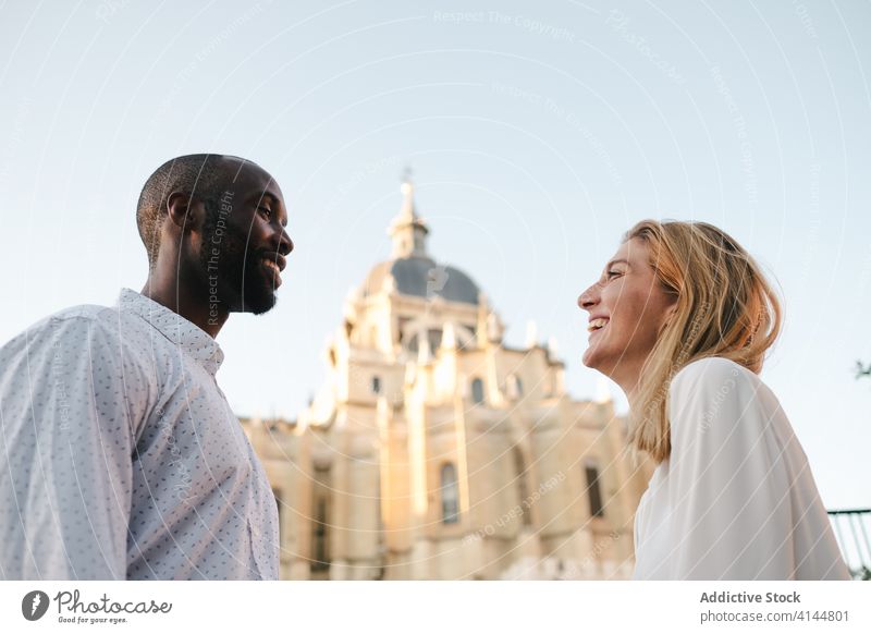Fröhliches buntes Paar lachend auf der Straße heiter Lachen sorgenfrei Zahnfarbenes Lächeln Partnerschaft offen Inhalt Madrid Spanien Liebe lässig positiv