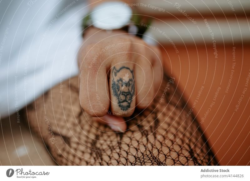 Crop-Frau mit Tattoo am Finger tausendjährig Tier Form brutal außergewöhnlich unabhängig Generation Großstadt urban Straße sitzen Stil zeigen manifestieren