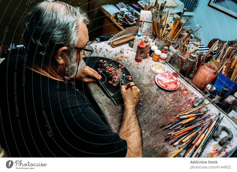 Künstlermalerei auf handgemachtem Waver im Atelier Farbe zeichnen Handfächer Prozess Kunst Kleinunternehmen Werkstatt Pinselblume Dekor Designer professionell