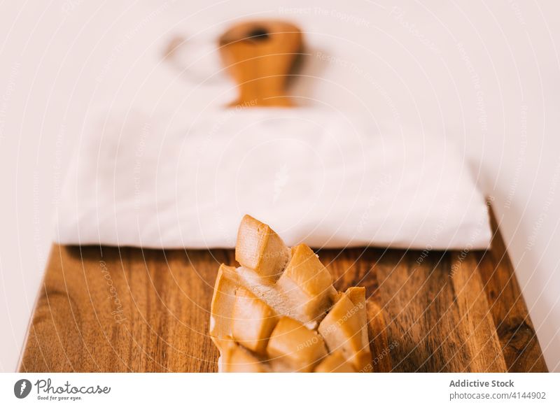 Brot, das auf einem Schneidebrett serviert wird Brötchen Lebensmittel frisch geschnitten Spielfigur Frühstück dienen lecker Mahlzeit geschmackvoll Morgen