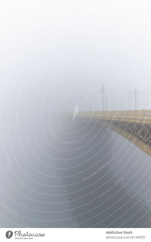 Hängebrücke über den Fluss in der Stadt Brücke Suspension Nebel Wasser Großstadt erstaunlich Landschaft Wetter ruhig prunkvoll friedlich Windstille wunderbar