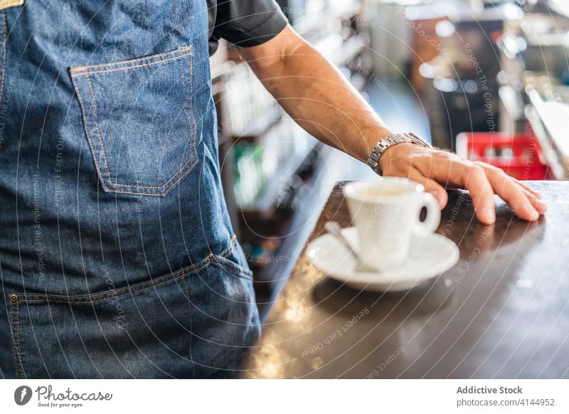 Anonymer männlicher Barista macht Kaffee in einem Café Kaffeemaschine Mann geschmackvoll Abfertigungsschalter vorbereiten Prozess professionell Beruf trinken