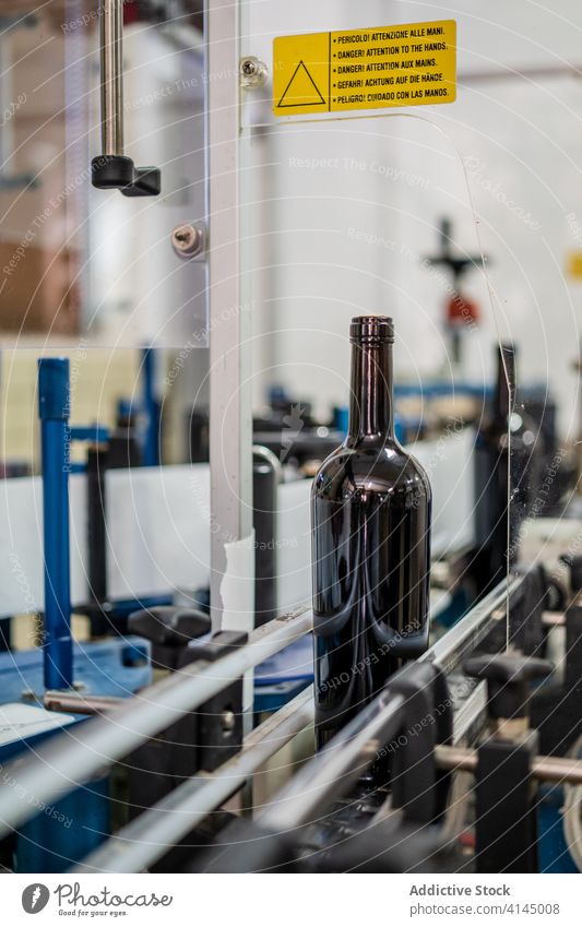 Weinflasche auf Förderband in Fabrik Flasche Gerät Herstellung Weinbau modern Inszenierung Prozess professionell Technik & Technologie Maschine Produkt Qualität