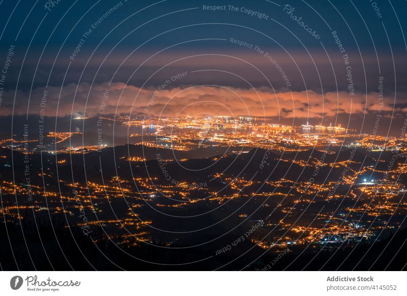 Erstaunlich beleuchtete Stadtlandschaft am Abend Stadtbild Nacht Berge u. Gebirge erstaunlich leuchten dunkel glühen Licht Landschaft Gran Canaria Spanien