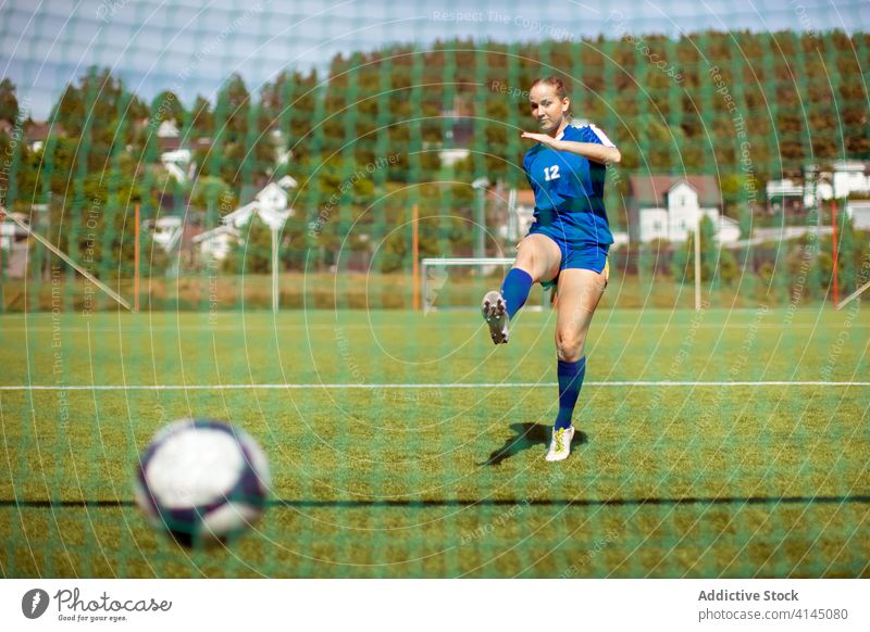 Sportlerin, die den Ball ins Tor schießt Kick Fußball Feld Spiel professionell Training Frau Uniform Gras Aktivität Athlet Sportbekleidung punkten Konkurrenz
