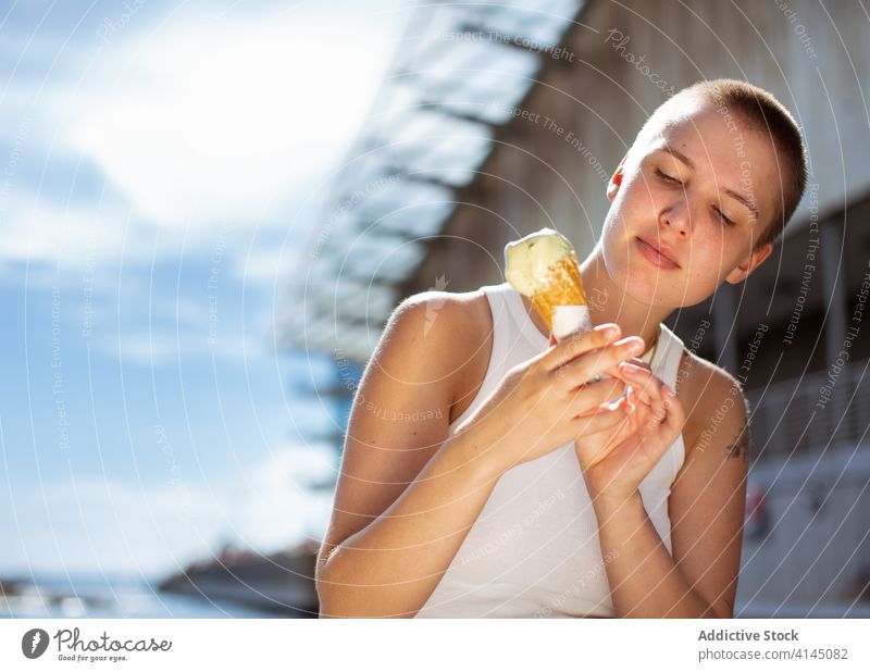 Junge Frau mit Eiscreme Speiseeis essen Straße Sommer jung Subkultur rasiert Dessert kalt Kurze Haare appetitlich Vorschein Individualität Persönlichkeit Zapfen