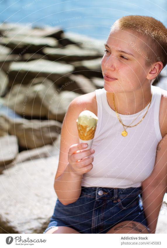 Junge Frau mit Eiscreme Speiseeis essen Straße Sommer jung Subkultur rasiert Dessert kalt Kurze Haare appetitlich Vorschein Individualität Persönlichkeit Zapfen