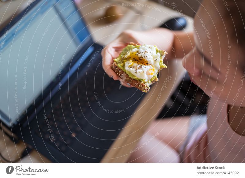 Ethnische Frau beim Frühstück auf dem Bett Zuprosten Avocado Ei essen lecker Gesundheit Ernährung Morgen ethnisch asiatisch gemütlich heimwärts Lebensmittel