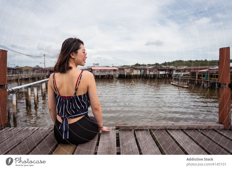 Asiatische Reisende auf Holzsteg hölzern Pier Frau reisen kampong ayer Dorf Schwimmer berühmt Wahrzeichen See asiatisch ethnisch Bandar Seri Begawan brunei