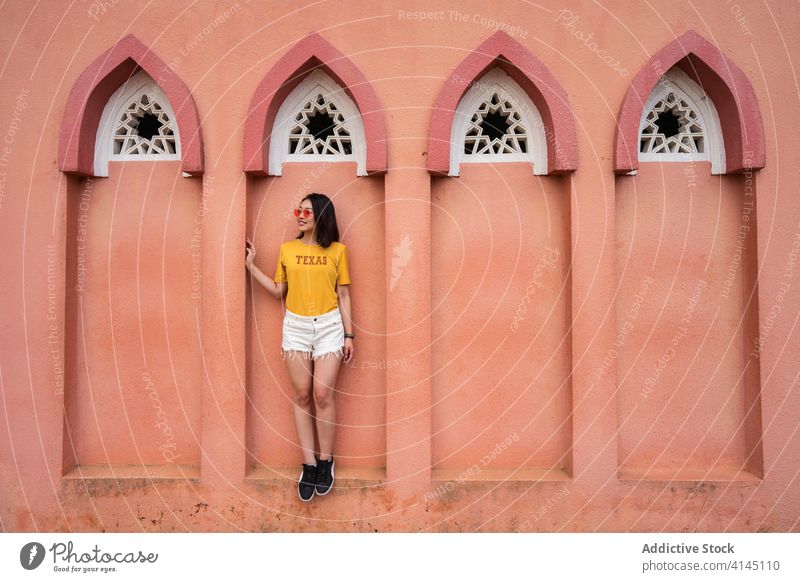 Lächelnde ethnische Frau im Bogen der UMS-Moschee rosa Moschee reisen Sightseeing Sommer Tourist Feiertag um Moschee asiatisch kota kinabalu Sabah Borneo