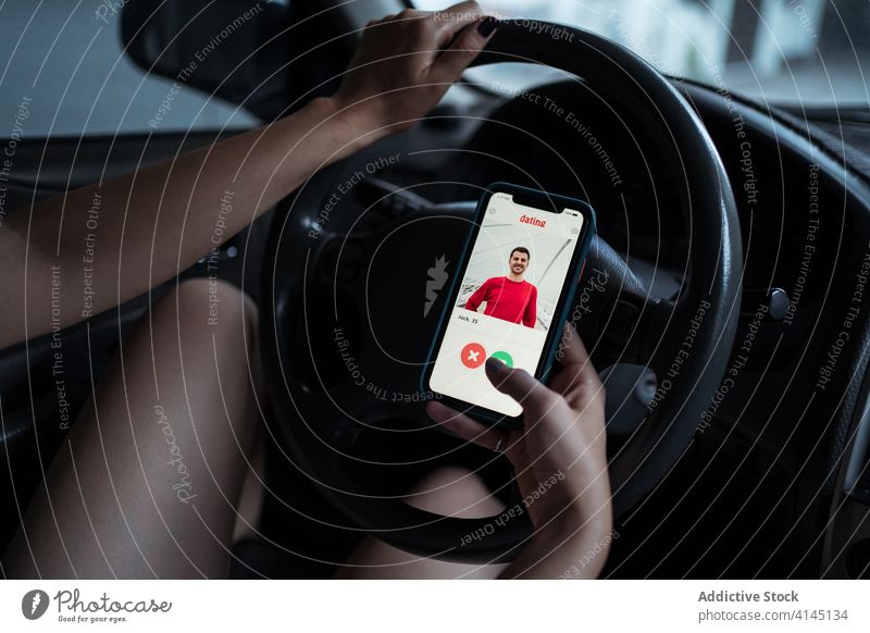Unbekannte Frau surft in Dating-App im Auto Smartphone benutzend Termin & Datum PKW Laufwerk Abend wählen Streichholz modern Fahrzeug Ausflug Verkehr