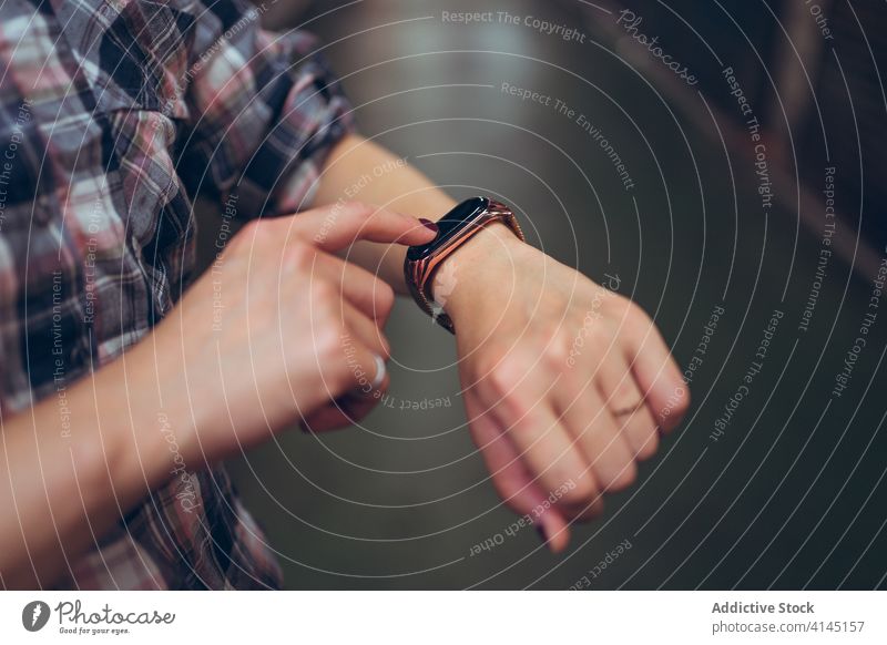 Frau prüft Uhrzeit auf Smartwatch intelligente Uhr Armband Fitness-Tracker prüfen Zeit modern Gerät Apparatur Zeitgenosse zuschauen Hand lässig Lifestyle Stil